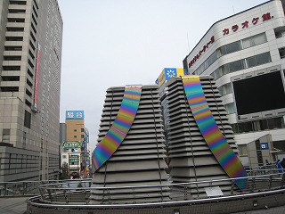 八王子駅前、「絹の舞」のモニュメントの風景