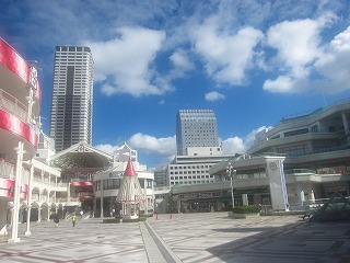 千里中央駅前、初秋の風景